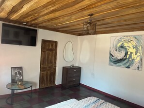 Deluxe Room, Courtyard View - Club 27  Hostal Cafe & Spa (Santa Ana)