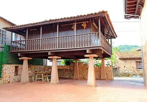 Outdoor dining - Rural house (Corao)