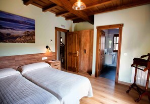 3 chambres, fer et planche à repasser, Wi-Fi, draps fournis