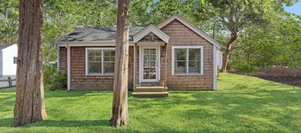 *Available for MDW* Hamptons Cottage Escape | 2 acres | Lap Pool | Near Beach
