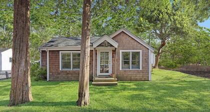 *Available for MDW* Hamptons Cottage Escape | 2 acres | Lap Pool | Near Beach