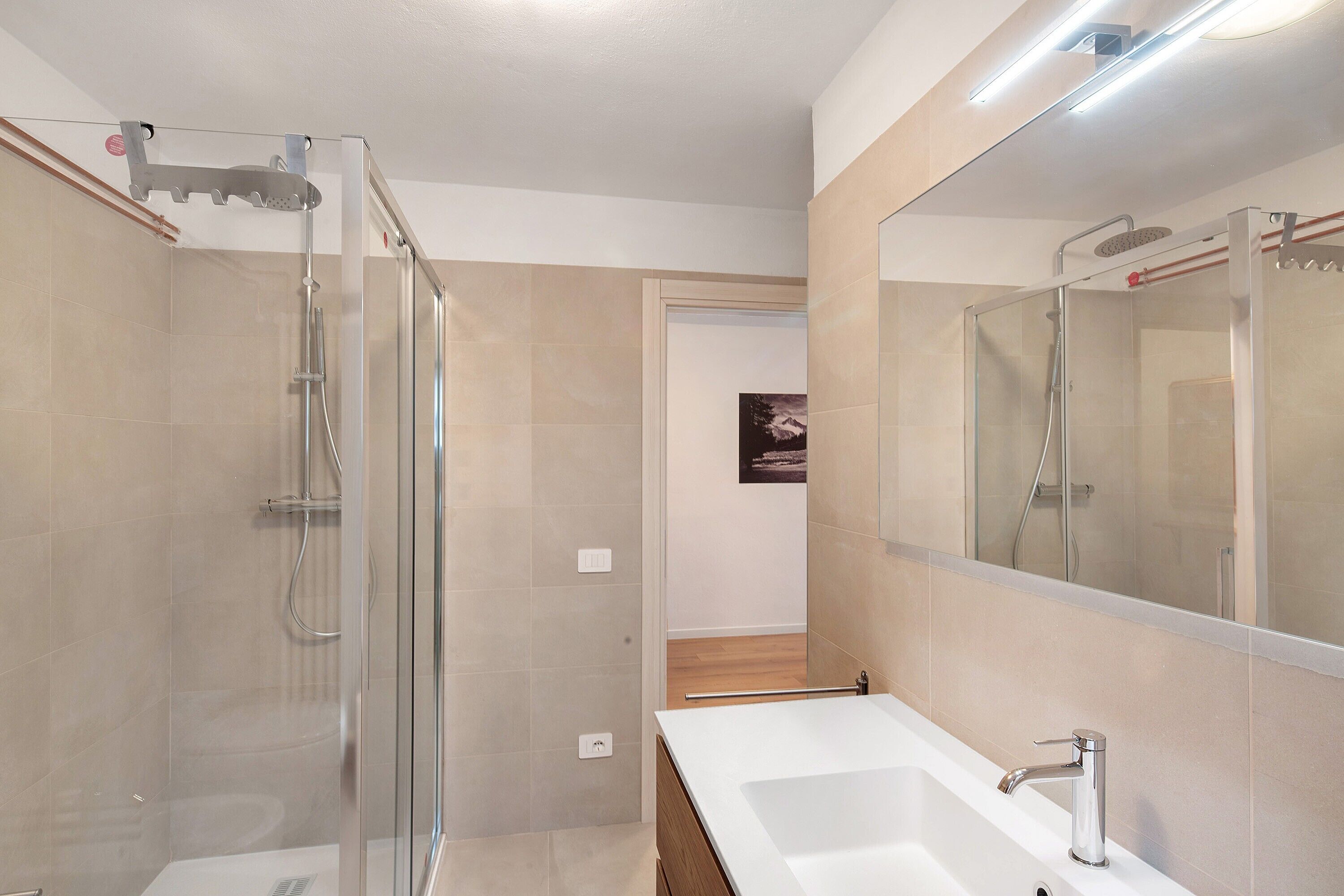 Douche, sèche-cheveux, serviettes fournies