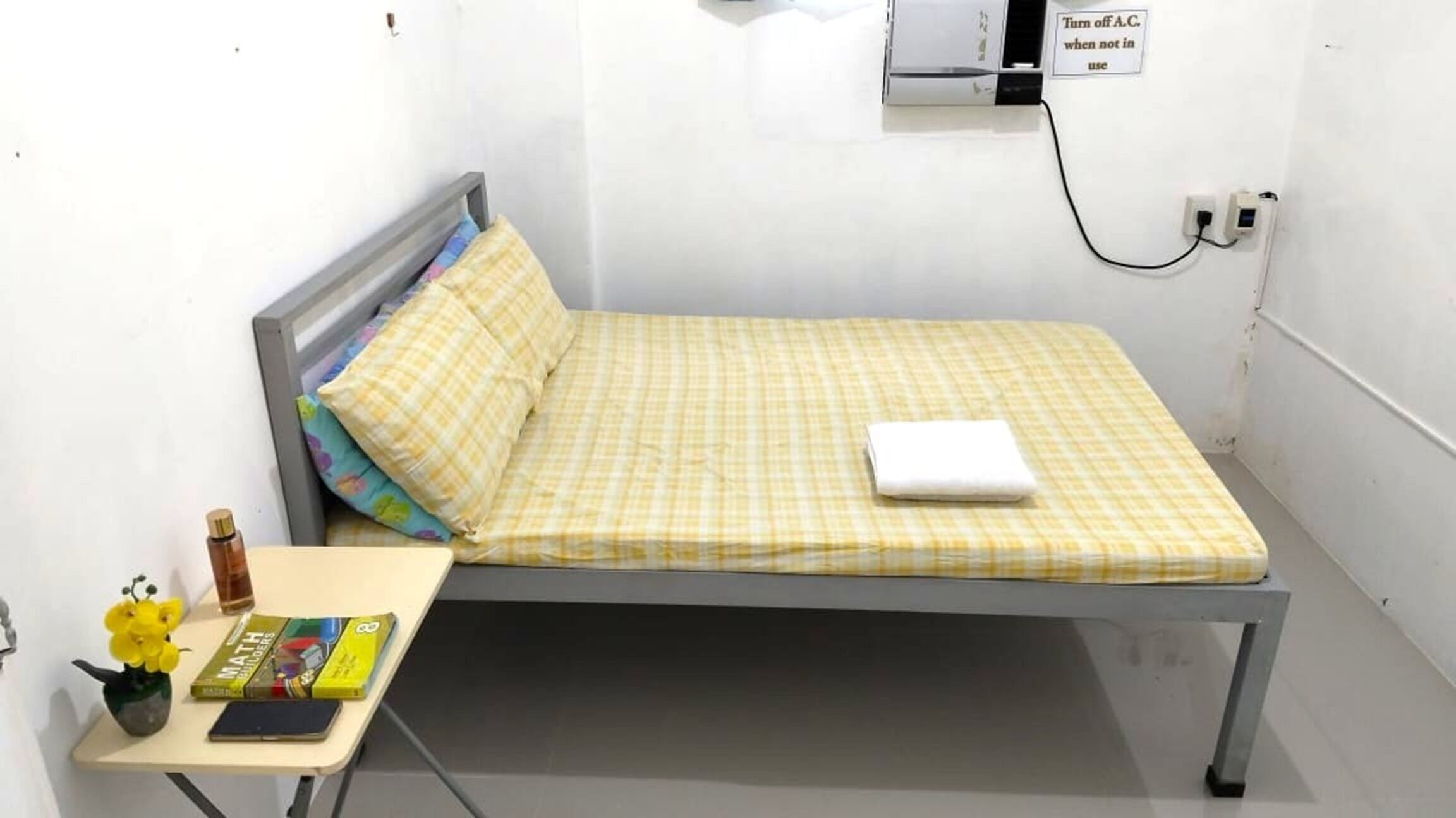 Escritorio, espacio para trabajar con laptop y cortinas blackout 