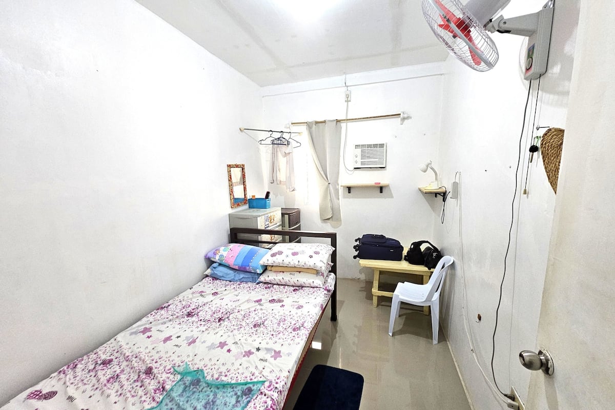 Meja kerja, ruang kerja ramah laptop, dan tirai kedap cahaya