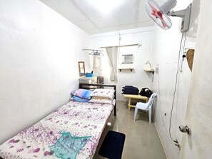 Meja kerja, ruang kerja ramah laptop, dan tirai kedap cahaya