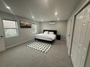 5 bedrooms, iron/ironing board, WiFi, bed sheets