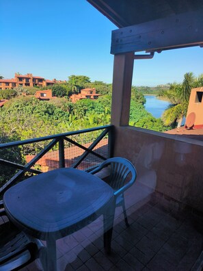 Outdoor dining - Large, spacious 2-bedroom, 2.5-bathroom villa, river views, golf ,tennis , beach (Southbroom)