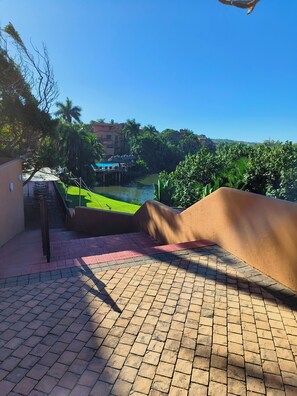 Property grounds - Large, spacious 2-bedroom, 2.5-bathroom villa, river views, golf ,tennis , beach (Southbroom)