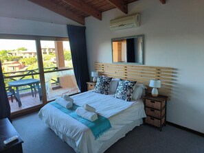 2 bedrooms, iron/ironing board, WiFi - Large, spacious 2-bedroom, 2.5-bathroom villa, river views, golf ,tennis , beach (Southbroom)