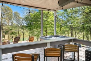 Outdoor spa tub - Ultimate Norris Lake Cabin in Deerfield (LaFollette)