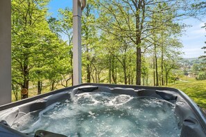 Outdoor spa tub - Ultimate Norris Lake Cabin in Deerfield (LaFollette)