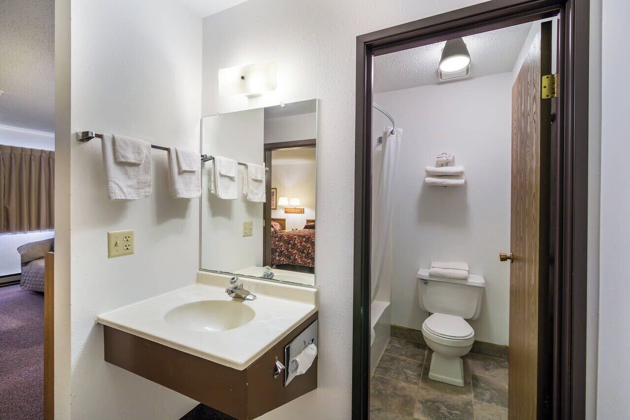 Separate bathtub and shower, free toiletries, hair dryer, towels