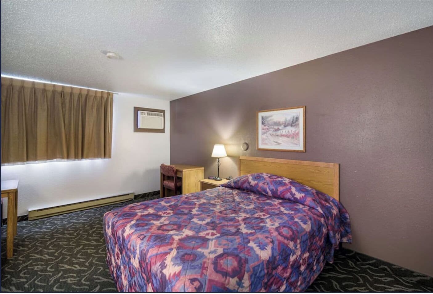 Een bureau, een laptopwerkplek, verduisterende gordijnen