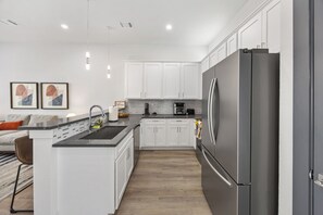 Interior - Modern 2BR Townhome Near TSU & Magnolia Ave (Fort Worth)