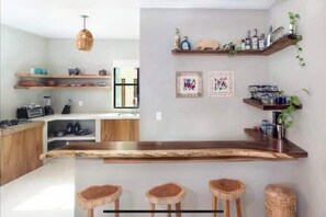 Réfrigérateur, plaque de cuisson, cafetière/bouilloire, grille-pain