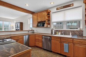 Fridge, microwave, oven, stovetop - Sunset House at Pacific City (Cloverdale)