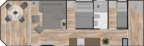 Blick von oben auf ein Hotelzimmer mit Holzboden, einer Couch, einem Schreibtisch, einem Bett, einem Badezimmer und einem kleinen Balkon.