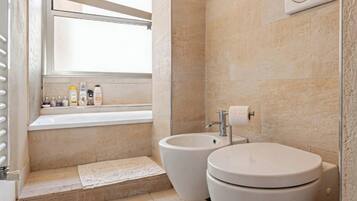 Secadora de cabello, bidet, toallas, jabón