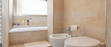 Séchoir à cheveux, bidet, serviettes fournies, savon