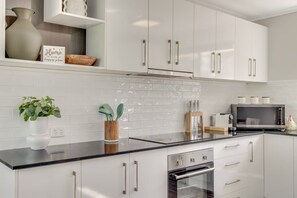 Réfrigérateur, four à micro-ondes, un four, surface de cuisson