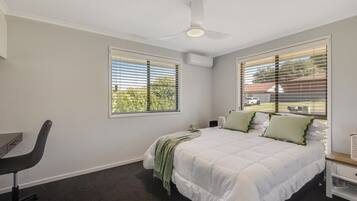 2 bedrooms, iron/ironing board, Internet, bed sheets