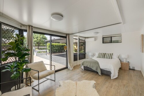 Prime Stay – Steps from St Vincent’s & Grammar!