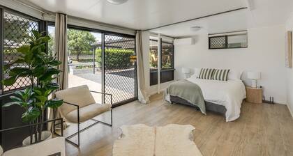 Prime Stay – Steps from St Vincent’s & Grammar!