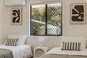 4 bedrooms, Internet - Prime Stay – Steps from St Vincent’s & Grammar! (East Toowoomba)