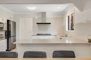 Private kitchen - Prime Stay – Steps from St Vincent’s & Grammar! (East Toowoomba)