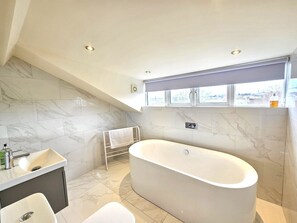Bathroom - Stylish Loft Apartment Short Walk to York Minster (York)