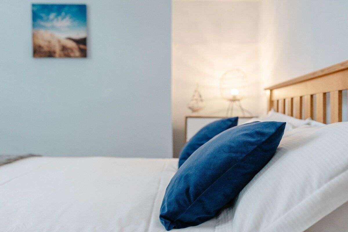 2 bedrooms, iron/ironing board, internet, bed sheets