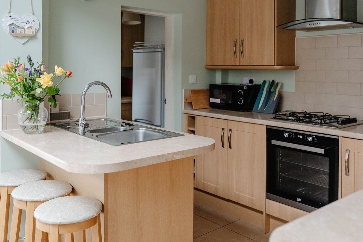 Coffee/tea maker, fridge, microwave, oven