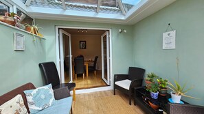 Outdoor dining - Beckside - Peaceful Garden House (York)