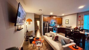 A modern apartment with a living room, kitchen, and dining area. - Spacious private whole guest house in NE Portland! (Portland)
