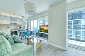 Suite panoramique, 2 chambres | Aire de séjour | Téléviseur de 65 po avec télévision numérique