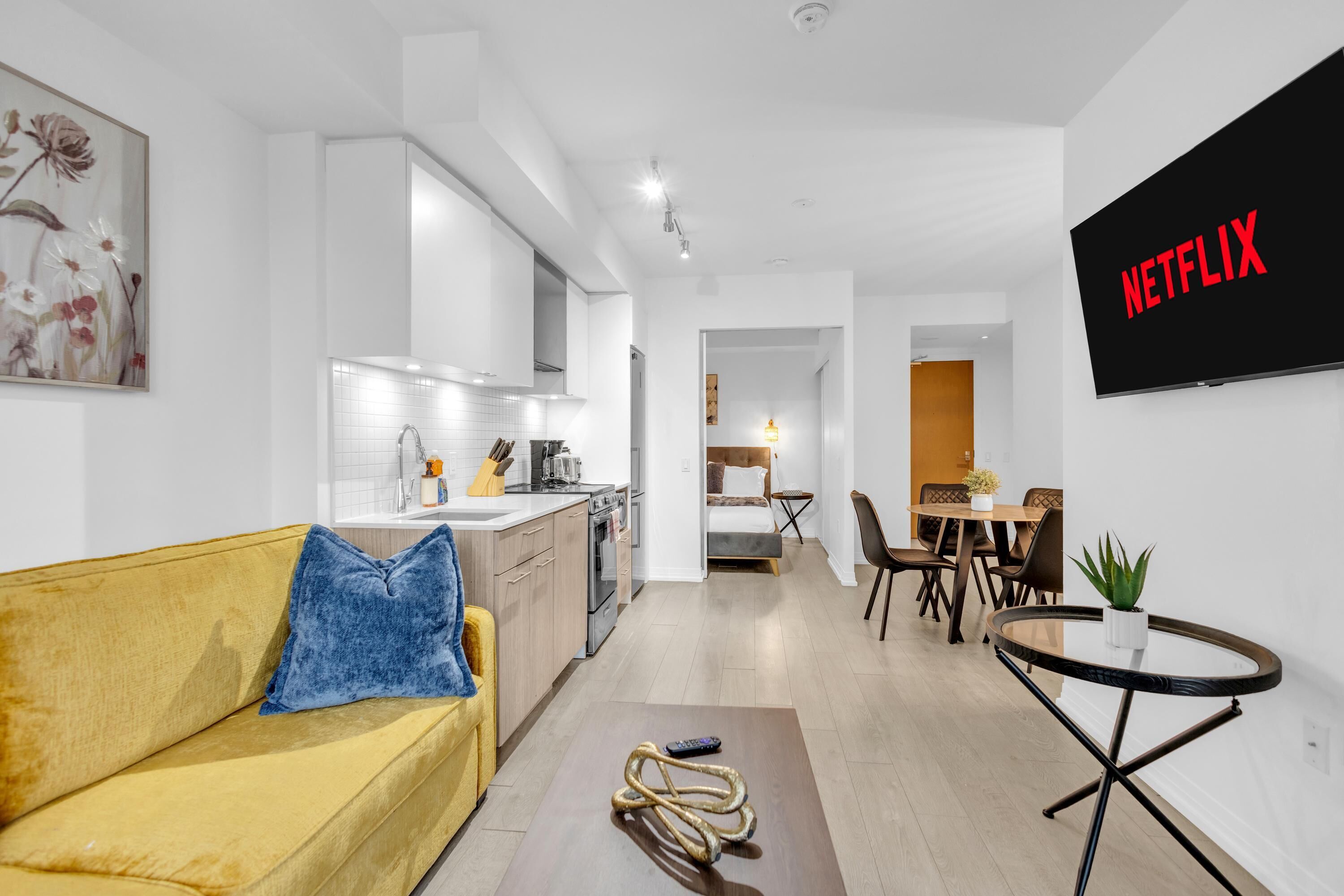 Design Suite, 2 Bedrooms | Ruang tamu | 65 inci televisyen dengan digital 