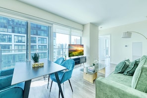 Suite panoramique, 2 chambres | Aire de séjour | Téléviseur de 65 po avec télévision numérique