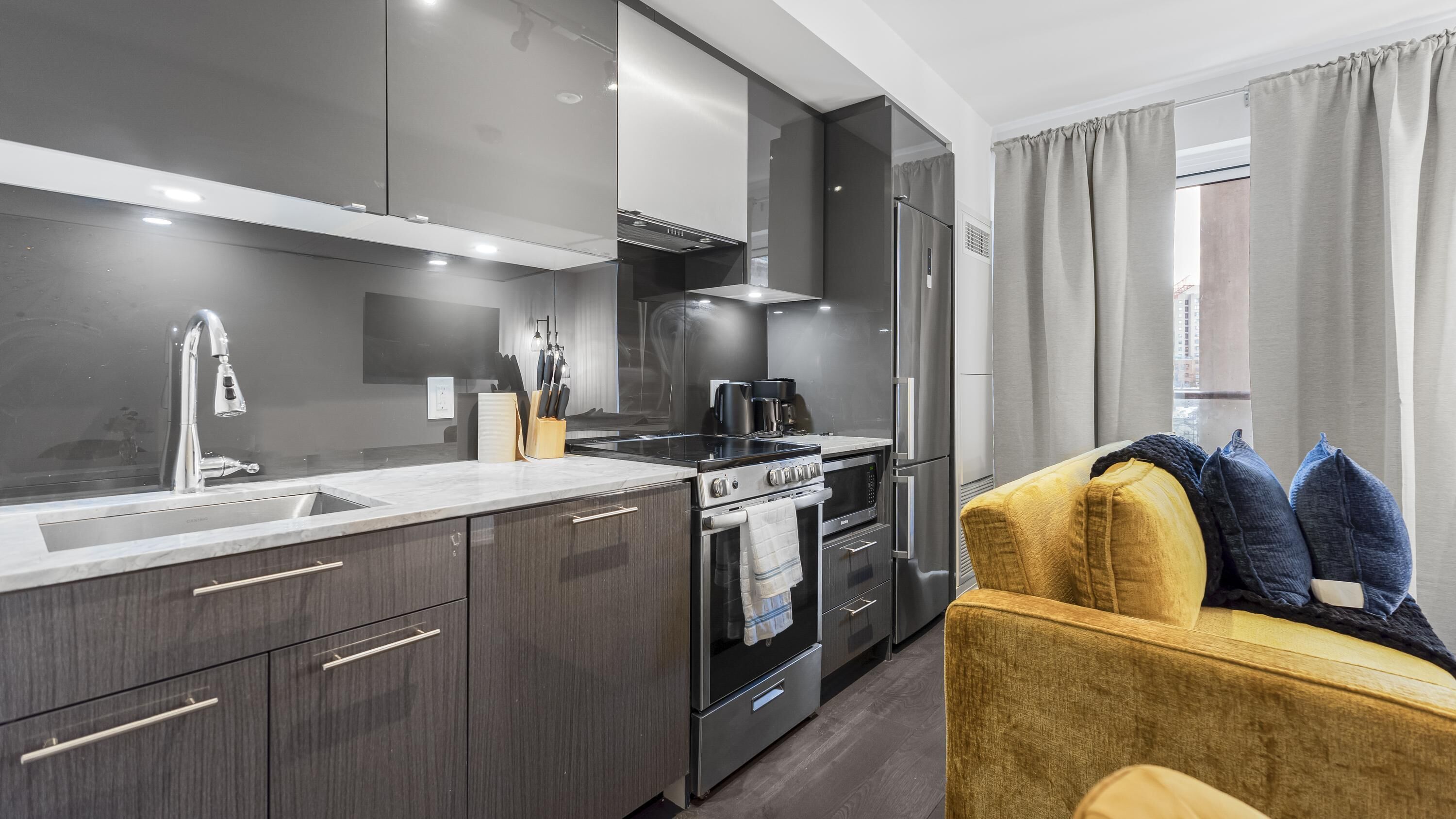 Suite Comfort, 1 Tempat Tidur Queen dengan tempat tidur Sofa | Dapur pribadi | Lemari es besar, microwave, oven, dan kompor