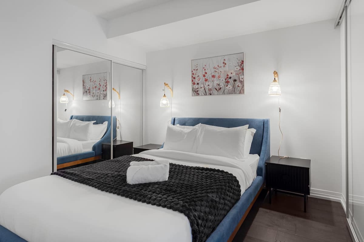 Cortinas blackout, tabla de planchar con plancha y wifi gratis