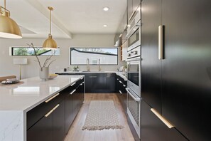 Private kitchen - Modern Style Home, Near Expo, RSL, Skiing (Sandy)