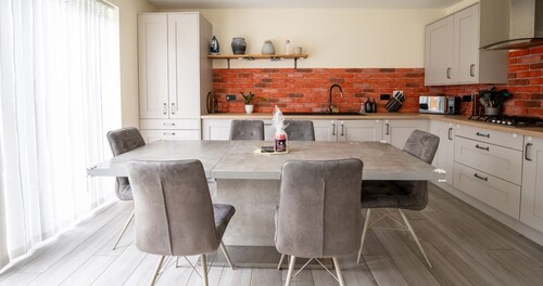 Cosy 4 Bed House Sleeps 8 - Wi-Fi Netflix