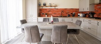 Cosy 4 Bed House Sleeps 8 - Wi-Fi Netflix