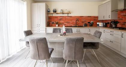 Cosy 4 Bed House Sleeps 8 - Wi-Fi Netflix