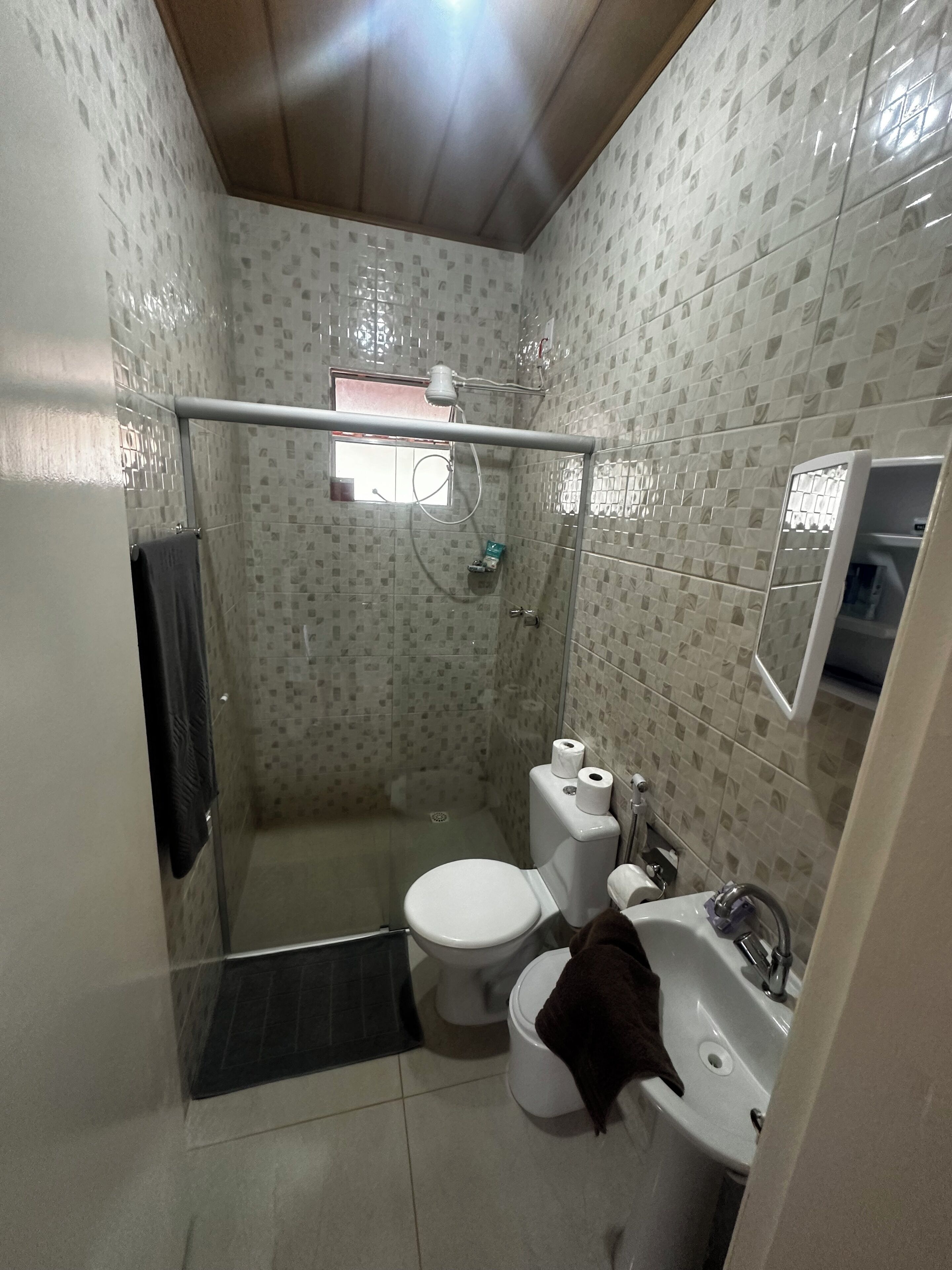 Chuveiro, secador de cabelo, toalhas de banho, sabonete