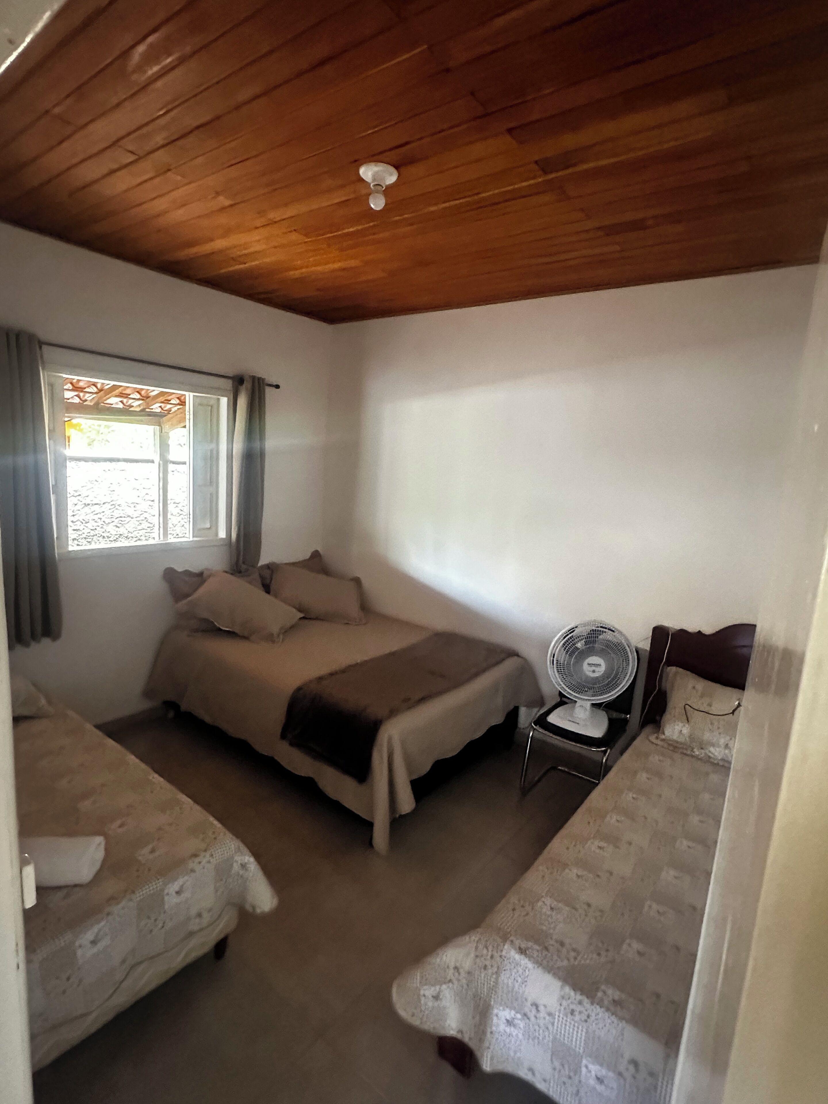 4 habitaciones, tabla de planchar con plancha, wifi y ropa de cama 