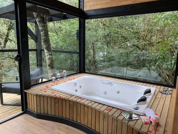 Chalet supérieur, balcon, vue sur le jardin | Intérieur