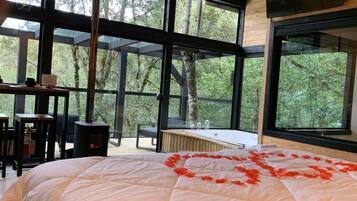 Superior chalet, balkon, uitzicht op tuin | Een strijkplank/strijkijzer, gratis wifi