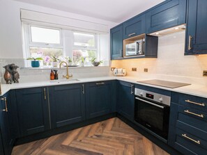 Dishwasher, cookware/dishes/utensils - 7 Brewery Pool (Newton Stewart)