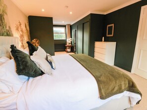 3 bedrooms, individually decorated, individually furnished, free WiFi - 7 Brewery Pool (Newton Stewart)