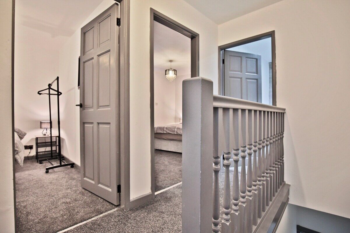 2 bedrooms, iron/ironing board, internet, bed sheets